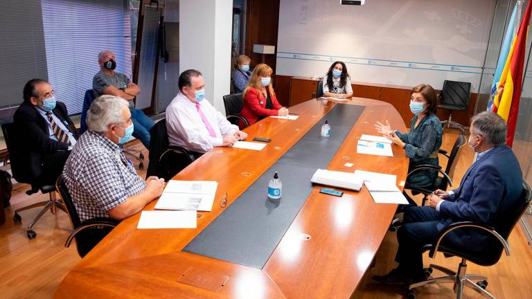 La Conselleira de Vivenda, Ángeles Vázquez, a la derecha en la reunión con las asociaciones de vecinos gallegas. Foto: ECG