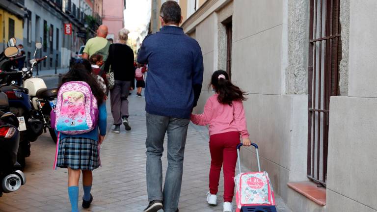 MADRID, 08/09/2020.- Varios niños asisten a su primer día de colegio en el centro de San Ildefonso de Madrid este martes. Unos 412.000 alumnos de segundo ciclo de Educación Infantil (3-6 años), Especial y 1º, 2º y 3º de Primaria vuelven este martes de manera presencial a los colegios madrileños, uniéndose así a los 94.758 niños del primer ciclo de Infantil (0-3 años) que iniciaron el curso escolar el pasado viernes. EFE/J.J. Guillén