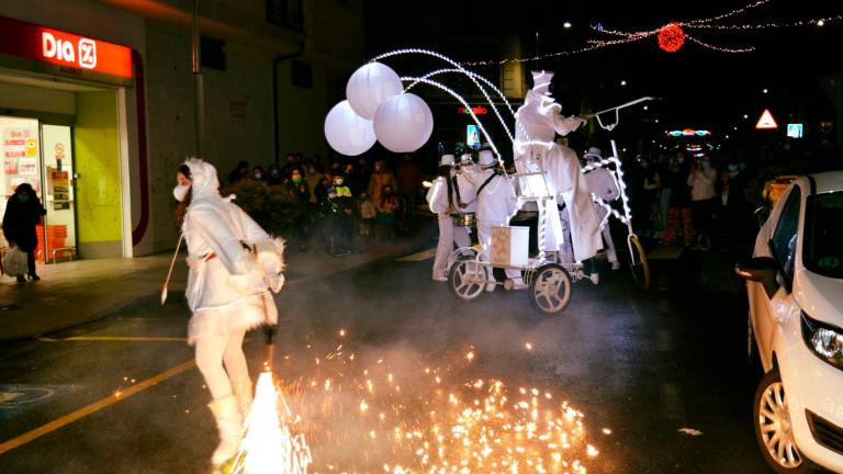  Pasarrúas de Troula animación o pasado sábado en Negreira con motivo do acendido da iluminación festiva. Foto: CDN