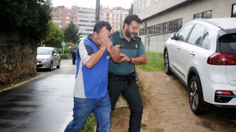 Un agente de la Guardia Civil junto a uno de los detenidos en la operación contra el narcotráfico FOTO: Javier Vázquez