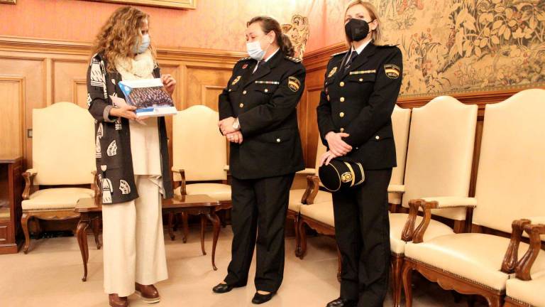 La presidenta de la Diputación de Pontevedra con la comisaria de la Policía provincial. FOTO: DIPUTACIÓN DE PONTEVEDRA