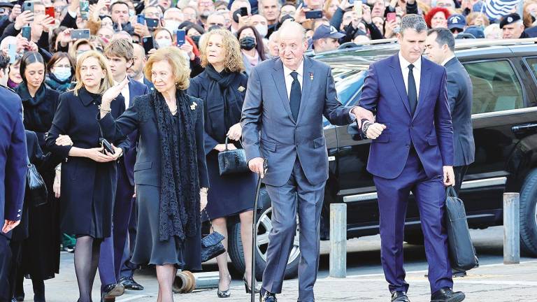 LA REINA Sofía y el rey Juan Carlos I, acompañados de sus hijas las Infantas Cristina y Elena y sus nietos, llegan al funeral, ayer, en Atenas. Foto: EP