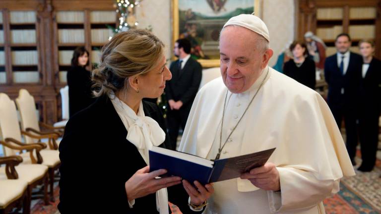 Yolanda Díaz muestra al Papa el ejemplar de ‘Follas novas’ de Rosalía que le regaló. Foto: E.P.