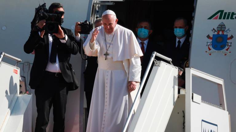 El papa Francisco desembarcando del avión en su último viaje internacional, el pasado marzo en Irak. Foto: Europa Press