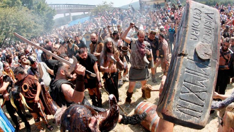 espectáculo. Miles de personas asistieron a la espectacular Romería Vikinga de Catoira. Foto: F. Blanco