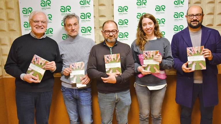 Freixanes, esquerda, con Juan Luis Silva, Ignacio Iglesias, Escarlata Pampín e David Santomil en Radio Ames. Foto: CDA