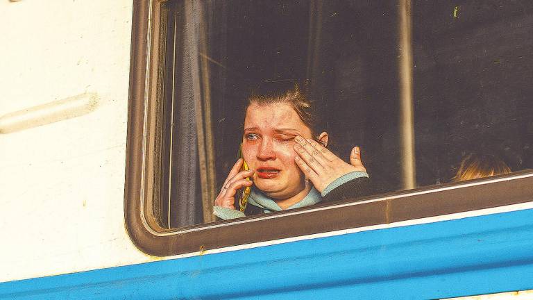 angustia. Una mujer llora mientras se despide de su marido en Lviv. Foto: Zuma Press