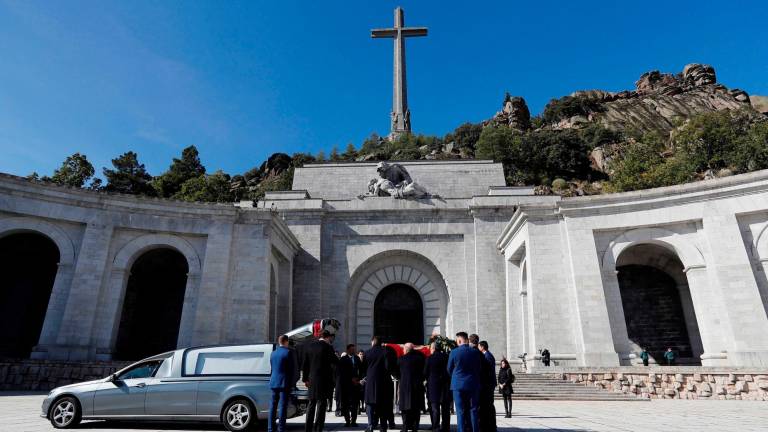 Exhumación de los restos de Francisco Franco del Valle de los Caídos. Foto: Europa Press