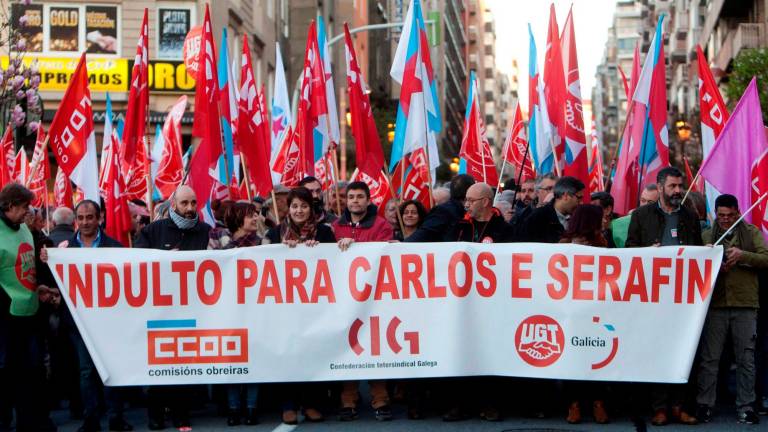 MANIFESTACIÓN. Protesta en Vigo para pedir el indulto de Carlos Rivas y Serafín Rodríguez. Foto: S.Sas