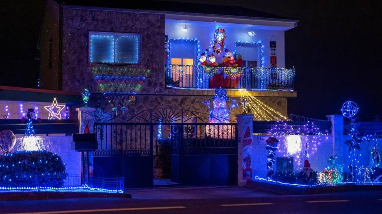 OURENSE, 12/12/2021.- Vista de la vivienda de María del Carmen Iglesias iluminada con las luces de Navidad. EFE/Brais Lorenzo