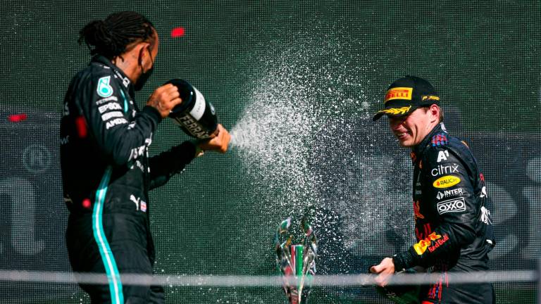 CARA A CARA Hamilton y Verstappen, juntos en uno de los podios de este año. Foto: AFP7