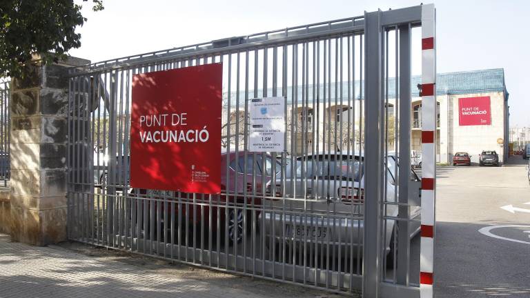 Cartel indicativo sobre un punto de vacunación en España. ISAAC BUJ/EUROPA PRESS