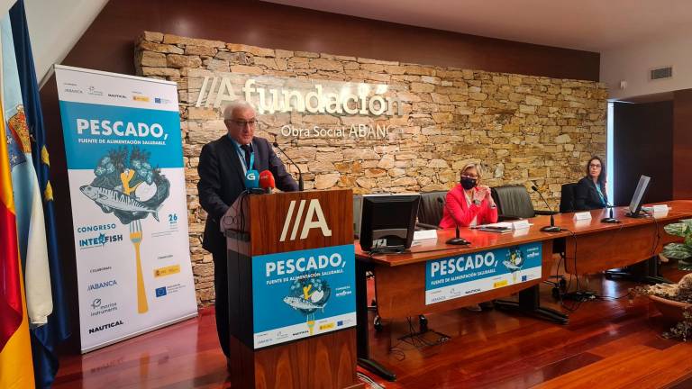 Juan Carlos Martín Fragueiro, presidente de INTERFISH España, ante la conselleira Rosa Quintana y Carola González Kessler. Foto: Gallego