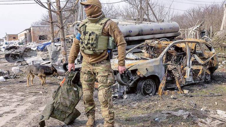 SOLDADO ucraniano aguanta su equipo en un escenario devastado por los bombardeos rusos, que no dejan de caer en el país de Volodímir Zelenski. Foto: Gobierno de Ucrania 