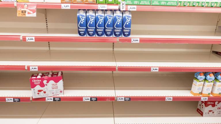 GRAF6159. LUGO, 24/03/2022.- Estanterías semivacías de leche en un supermercado en Lugo, este jueves, debido al desabastecimiento por la huelga de transportes. EFE/ Eliseo Trigo