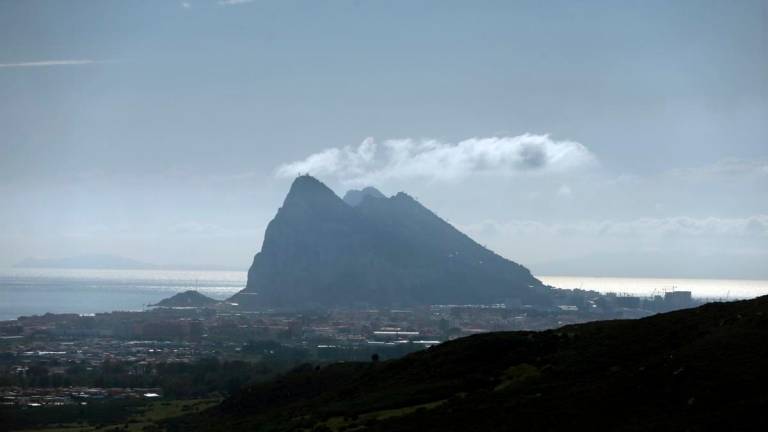 Vista de La Línea de la concepción, con Gibraltar al fondo. Foto: EPE