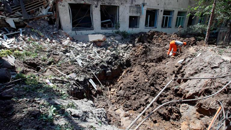 June 20, 2022, Liubotyn, Kharkiv Region, Ukraine: A man removes the rubble at the Liubotyn Railway Transport Lyceum which hosted a humanitarian aid warehouse run by volunteers after a Russian missile attack, Liubotyn, Kharkiv Region, northeastern Ukraine. This photo cannot be distributed in the Russian Federation.,Image: 701469330, License: Rights-managed, Restrictions: , Model Release: no, Credit line: Vyacheslav Madiyevskyy / Zuma Press / ContactoPhoto Editorial licence valid only for Spain and 3 MONTHS from the date of the image, then delete it from your archive. For non-editorial and non-licensed use, please contact EUROPA PRESS. 20/06/2022