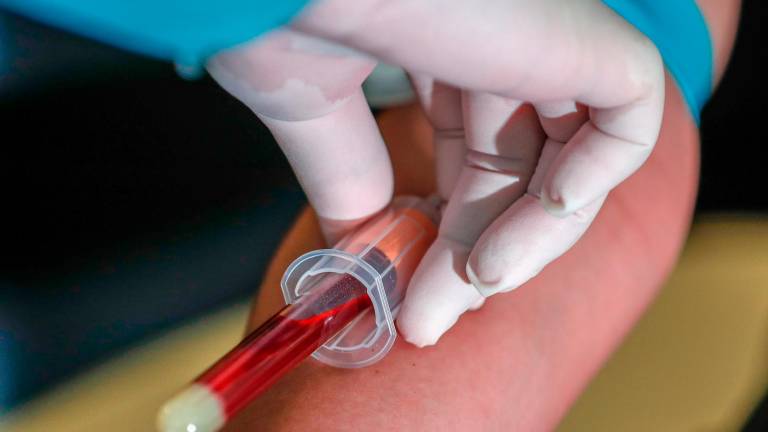 sanidad. Un médico realiza la prueba de detección de coronavirus a un paciente. Los test falsos suponen un gran riesgo de contagio. Foto: EFE