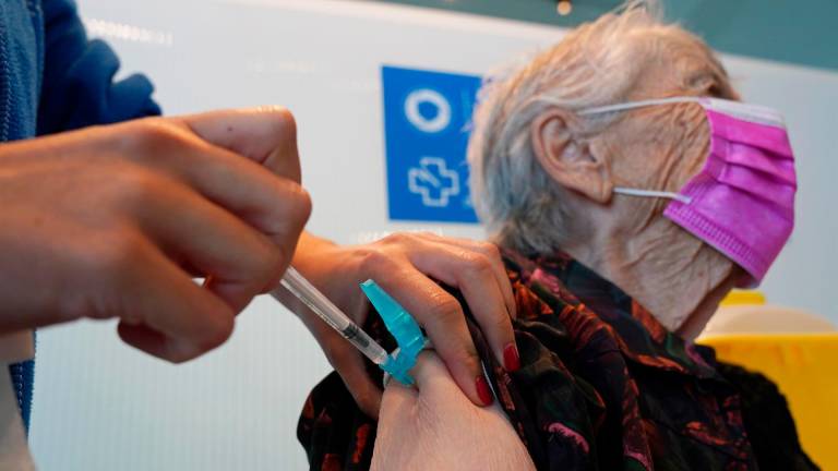 Una mujer se vacuna de la cuarta dosis de Pfizer en la Cidade da Cultura de Santiago de Compostela. - Álvaro Ballesteros - Europa Press