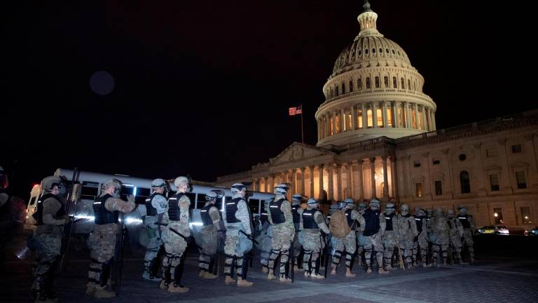 La Guardia Nacional se forma a las afueras del Capitolio de los Estados Unidos después de que seguidores de Donald Trump irrumpieran ayer en el recinto durante unas protestas. FOTO: EFE/ MICHAEL REYNOLDS