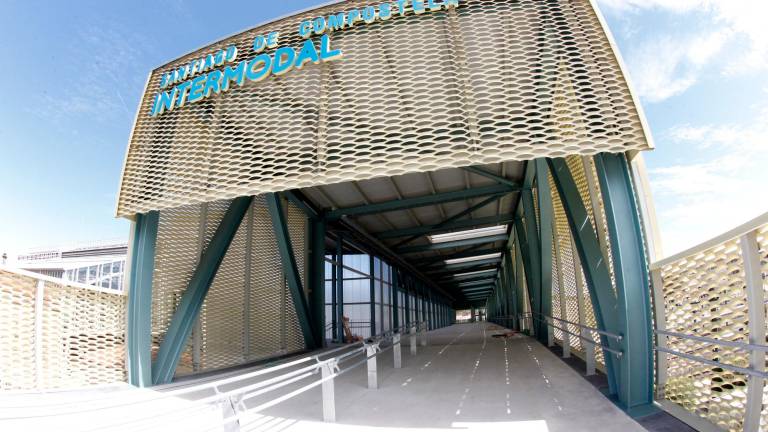 Entrada de la nueva pasarela cubierta que da acceso a la estación intermodal. Foto: Fernando Blanco
