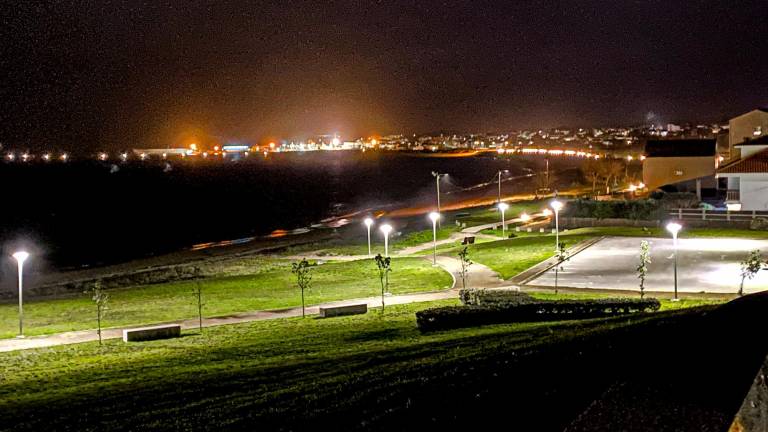 PUNTA DO CASTRO. Vista nocturna del parque de Punta do Castro, ya iluminado. Foto: C.R.