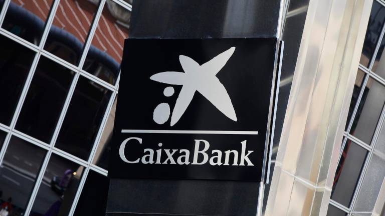 El logo de Caixabank tras la sustitución por el de Bankia en las inmediaciones de las torres Kio, en Madrid. FOTO: Jesús Hellín