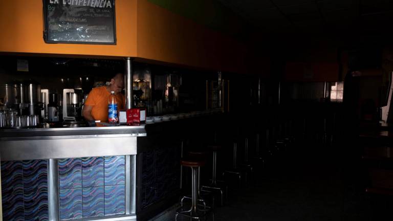 Un bar de Santa Cruz de Tenerife a oscuras, durante el apagón del pasado septiembre. EFE