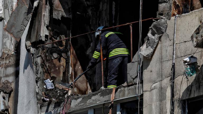 24 de abril de 2022, Ucrania, Odesa: Un bombero limpia los escombros de un apartamento en un bloque destruido por un ataque con misiles rusos el día anterior. Foto: -/Ukrinform/dpa 24/04/2022