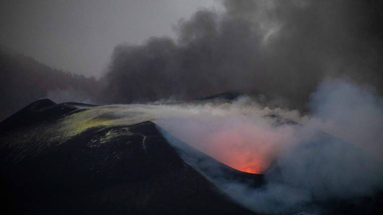 Imagen del volcán de Cumbre Vieja, en la isla canaria de La Palma, tomada el viernes 5 de noviembre de 2021. KIKE RINCÓN / EUROPA PRESS