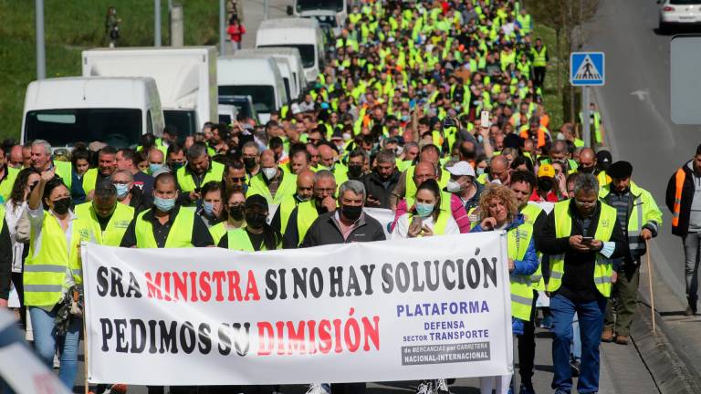 Manifestantes a pie en Lugo tras una pancarta en la que piden la dimisión de la ministra de Transportes durante el undécimo día de paro nacional del sector. Foto: Carlos Castro/E.P.