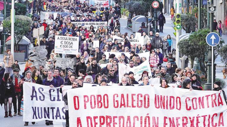 Manifestantes con una pancarta en la que se lee ‘O pobo galego unido contra a depredación enerxética’. Foto: EFE