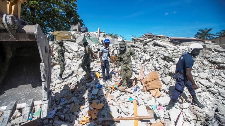 LES CAYES (HAITÍ), 15/08/2021.- Personal realiza trabajos de remoción de escombros, búsqueda y rescate tras el terremoto registrado el pasado sábado en Haití. EFE/ Ralph Tedy Erol
