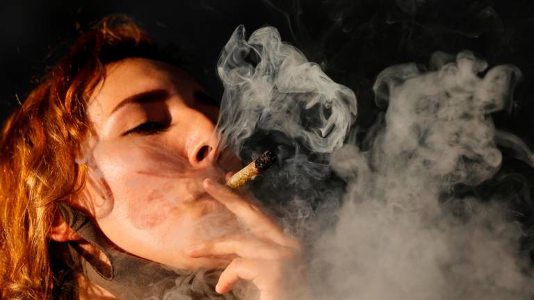 Una mujer fuma marihuana durante una manifestación a favor de su legalización y regulación. Foto: Francisco Guasco