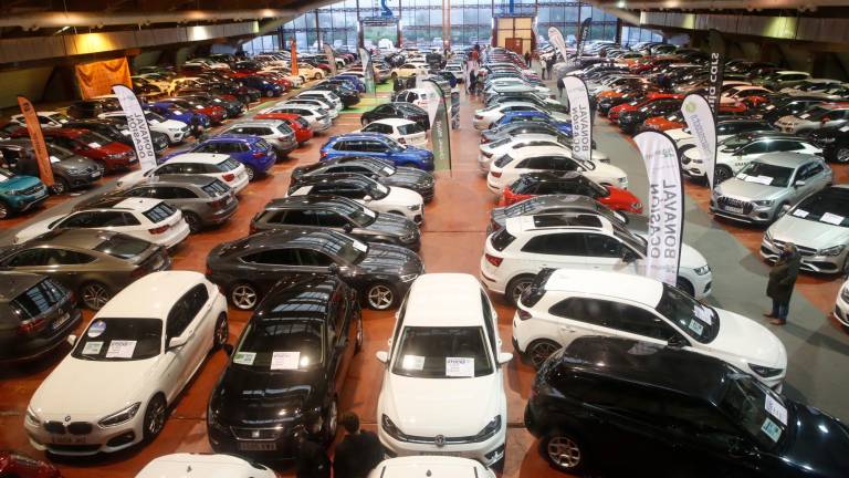 Cientos de coches aparcados en el interior del recinto ferial de Amio, en la exposición de diciembre. Foto: Antonio Hernández
