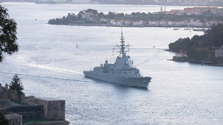 la fragata Blas de Lezo zarpó ayer desde Ferrol para integrarse a las fuerzas de la OTAN en el Mar Negro. Foto: José Díaz 