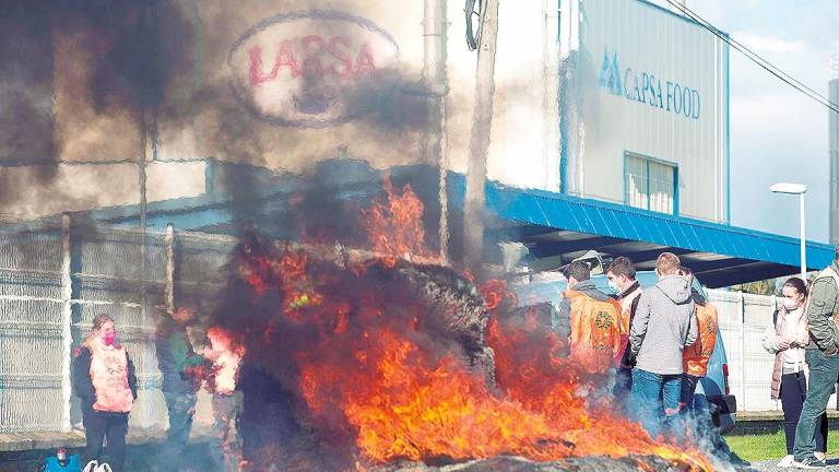 Barricada en llamas en la factoría lucense de Larsa, en Outeiro de Rei. Foto: C. Castro/E.P.