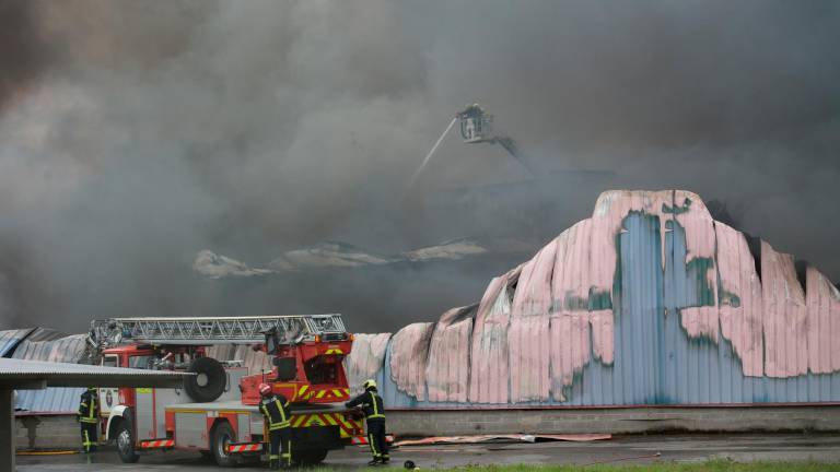 El incendio en el polígono lucense de O Ceao finalmente afectó a seis naves industriales. Está controlado pero no extinguido. Foto: Carlos Castro /Europa Press