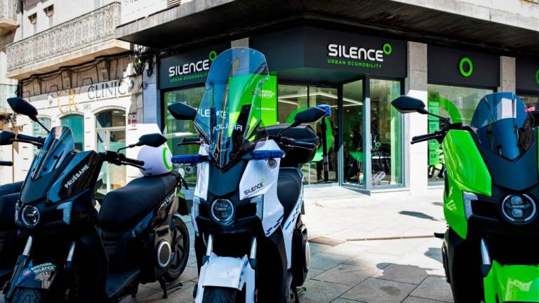Fachada de la tienda de motos eléctricas Silence en Vigo, del Grupo Breogán. Foto: Silence