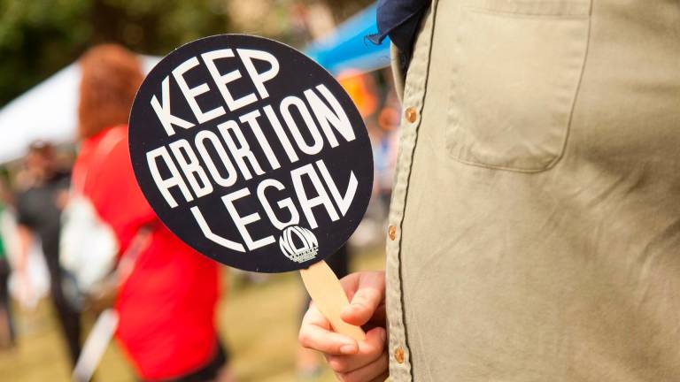 Una mujer sostiene un cartel en la Marcha de la Liberación Reproductiva de Dallas en el Main Street Garden como parte de las protestas a nivel nacional contra la nueva ley del aborto que ha entrado en vigor en Texas - Leslie Spurlock