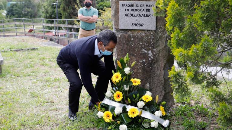 El presidente de la Comunidad Marroquí de Tui realiza la entrega floral en recuerdo de las víctimas. FOTO: MARTA VÁZQUEZ