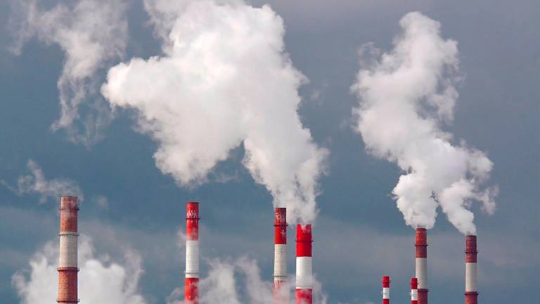 Varias chimeneas emitiendo a la atmósfera gases de efecto invernadero. Foto: Europa Press