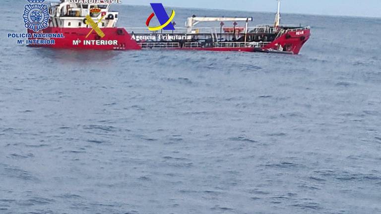 Imagen facilitada por la Policía Nacional de la operación contra el narcotráfico en la que fue intervenido el buque Nehir frente a la cota de Ribadeo.