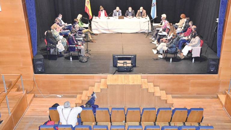 Munícipes, técnicos y escaso público en la sesión plenaria del estado del Concello de Ames celebrada en Miladoiro. Foto: CA