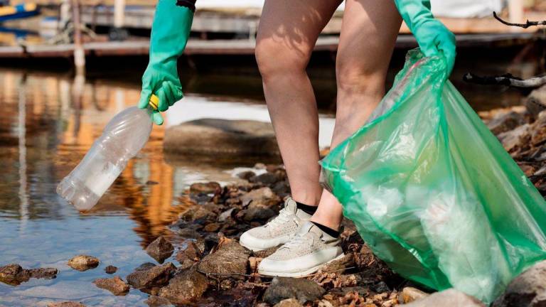 Medio Ambiente. Voluntarios recogiendo plásticos, y otros residuos de los entornos naturales como los ríos Foto: E. Press