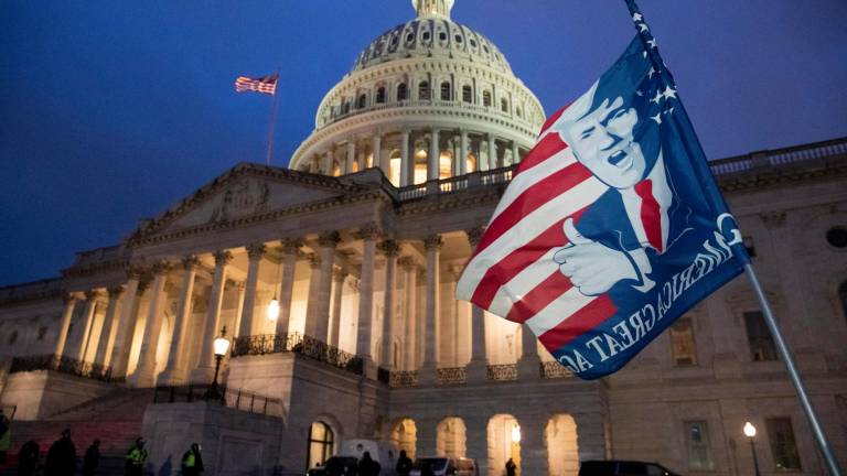 Washington (Estados Unidos), 01/06/2021.- Una bandera es dejada por un partidario de Trump en el Capitolio de los Estados Unidos al anochecer cuando comienza el toque de queda después de que manifestantes pro-Trump irrumpieran en las áreas a las que llevaron al caos, en Washington, DC, EE. UU. 6 de enero de 2021. Varios grupos de partidarios de Trump irrumpieron en el Capitolio de los EE. UU. Y se amotinaron mientras el Congreso se prepara para reunirse y certificar los resultados de las elecciones presidenciales de EE. UU. 2020. (Protestas, Disturbios, Estados Unidos) EFE / EPA / MICHAEL REYNOLDS