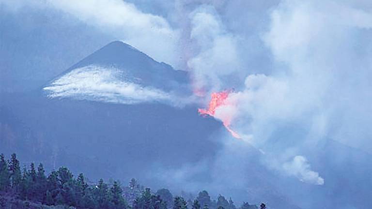 La erupción del volcán de Cumbre Vieja se mantiene activo y produce temblores Foto: EP
