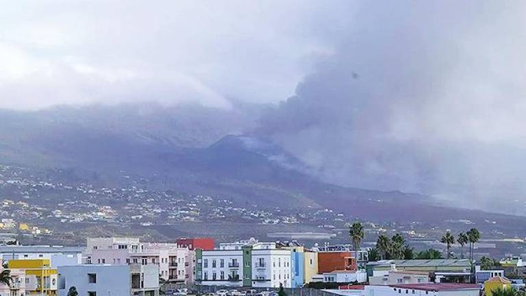 El volcán Cumbre Vieja en erupción este domingo Foto: EP