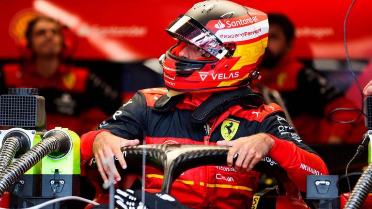 EL PILOTO ESPAÑOL Carlos Sainz en las instalaciones de boxes de Ferrari. Foto: Antonin Vincent / DPPI / AFP7 / Europa Press