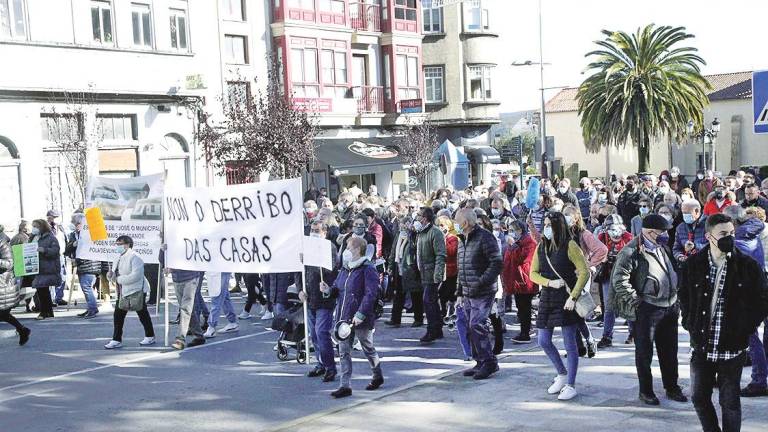 Participantes en la manifestación que recorrió las calles de la localidad de Melide. Foto: G.